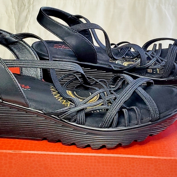 Sketchers 11M black strappy sandals - Picture 3 of 4